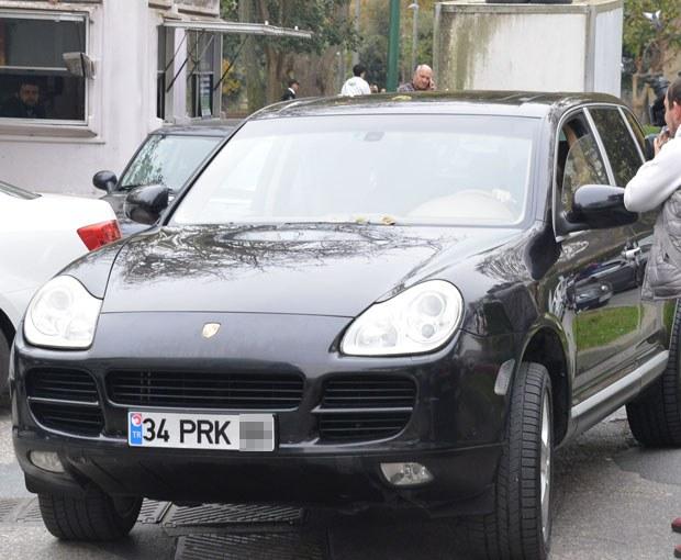 Eliz Sakuçoğlu Murat Boz'un cipini sattı