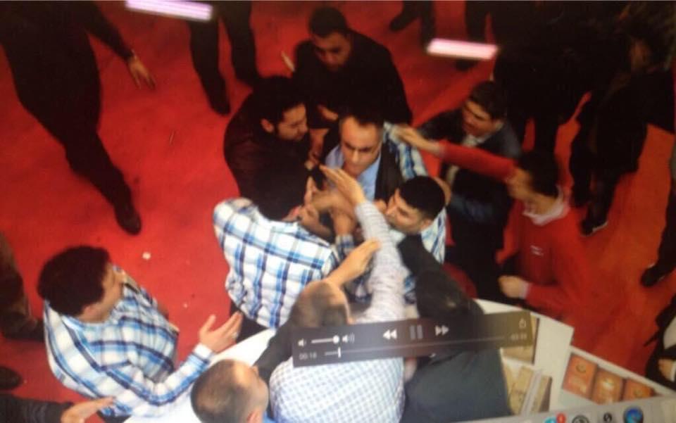 Ekrem Dumanlı'nın koruması TÜYAP'ta gazeteci tokatladı