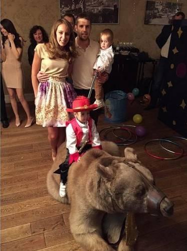 Oğlunun doğum gününü ayı ile kutladı