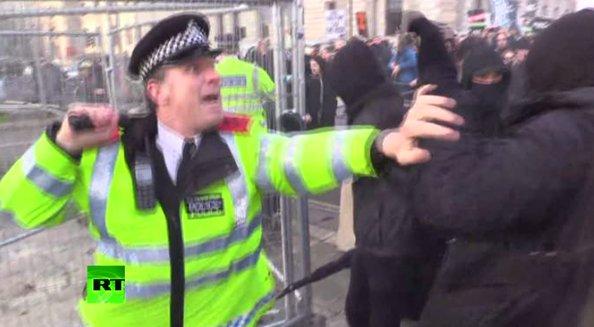 Londra'da polis öğrencilere müdahale etti İZLE