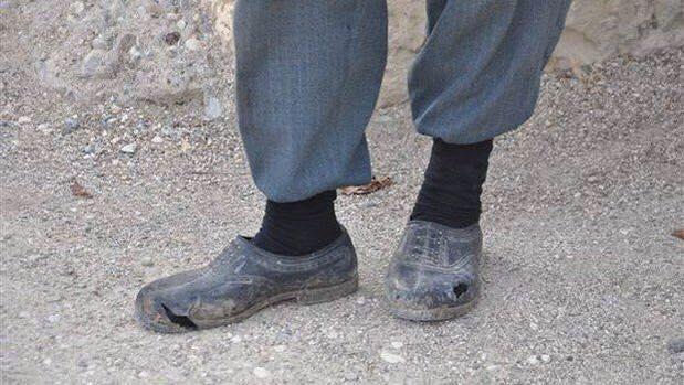 Madenci babasının ayağındaki yırtık kara lastik..