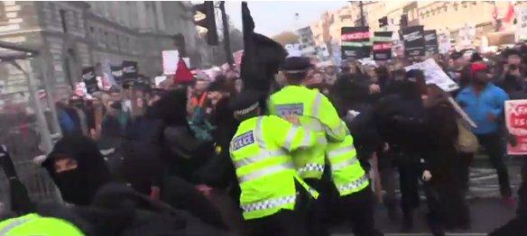 Londra'da polis öğrencilere müdahale etti İZLE