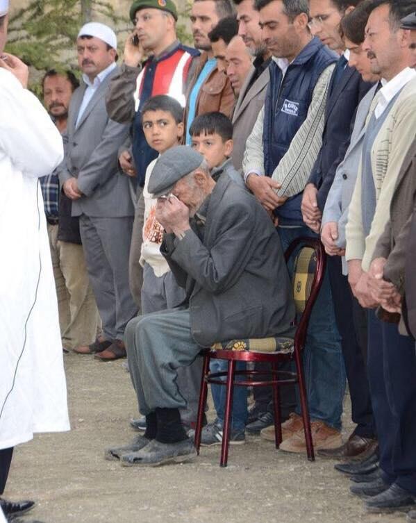 Madenci babasının ayağındaki yırtık kara lastik..