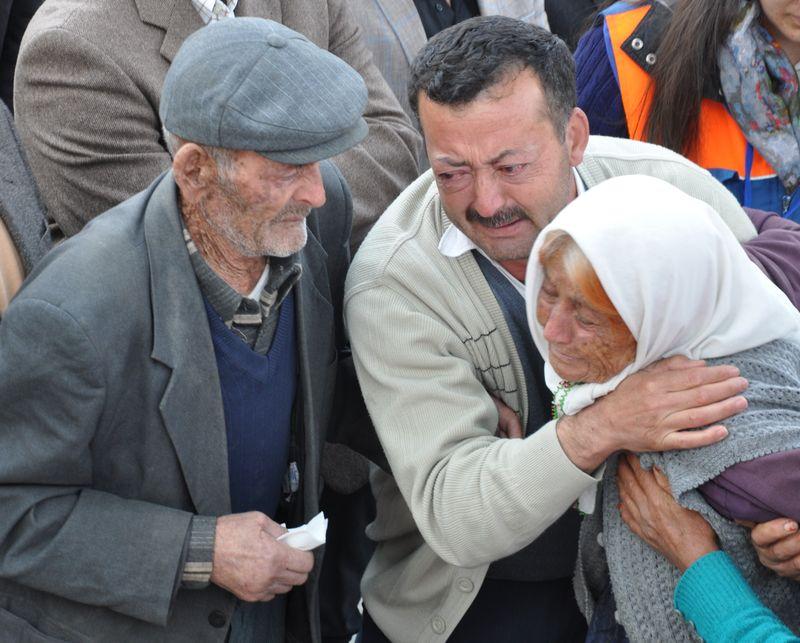 Madenci babasının ayağındaki yırtık kara lastik..