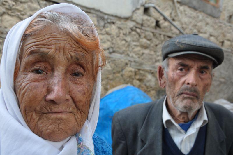 Madenci babasının ayağındaki yırtık kara lastik..