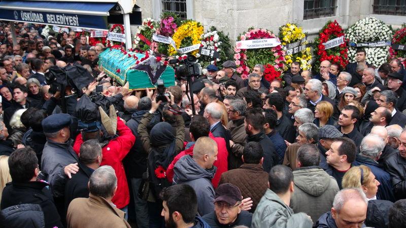 Deniz Gezmiş'in annesi son yolculuğuna uğurlandı