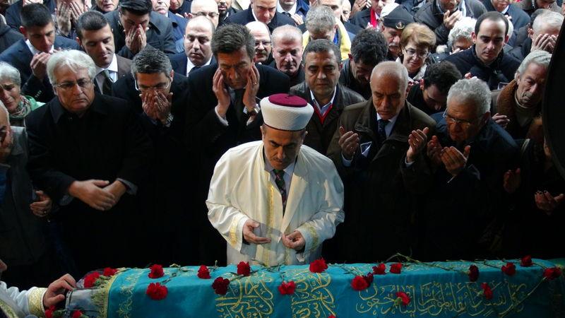 Deniz Gezmiş'in annesi son yolculuğuna uğurlandı