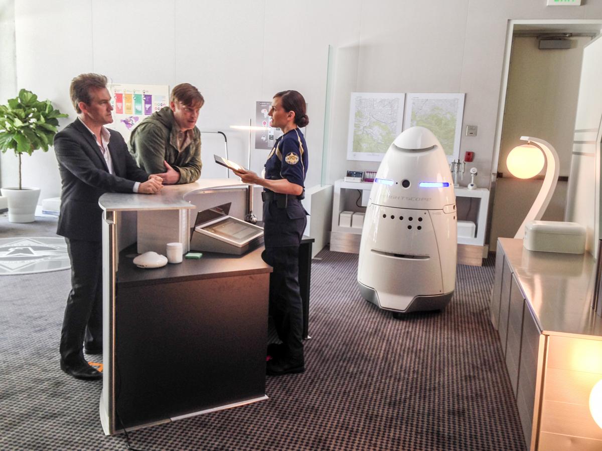 Microsoft'un merkezi robota emanet İZLE