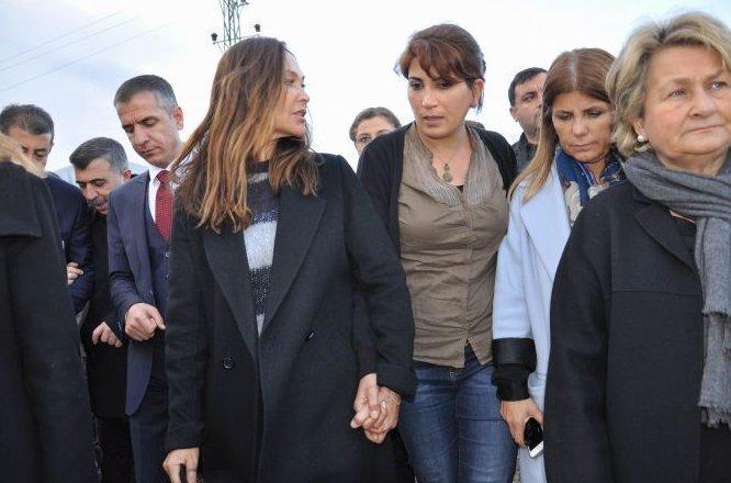 Hülya Avşar Suruç'taki Kobanililer'i ziyaret etti