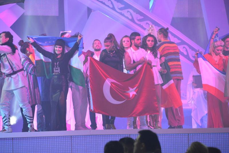 Türkvizyon'da Sinan Akçıl skandalı İZLE