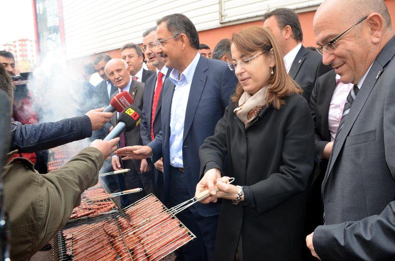 Mehmet Özhaseki tazminat parasıyla sucuk ekmek dağıttı