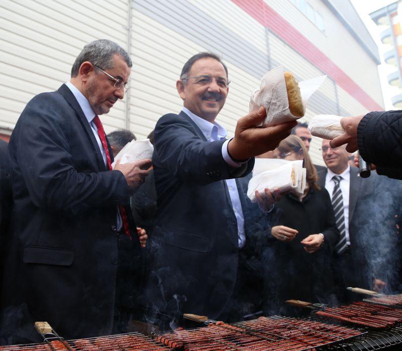 Mehmet Özhaseki tazminat parasıyla sucuk ekmek dağıttı