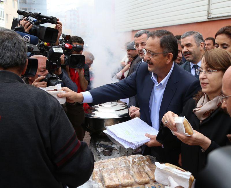 Mehmet Özhaseki tazminat parasıyla sucuk ekmek dağıttı