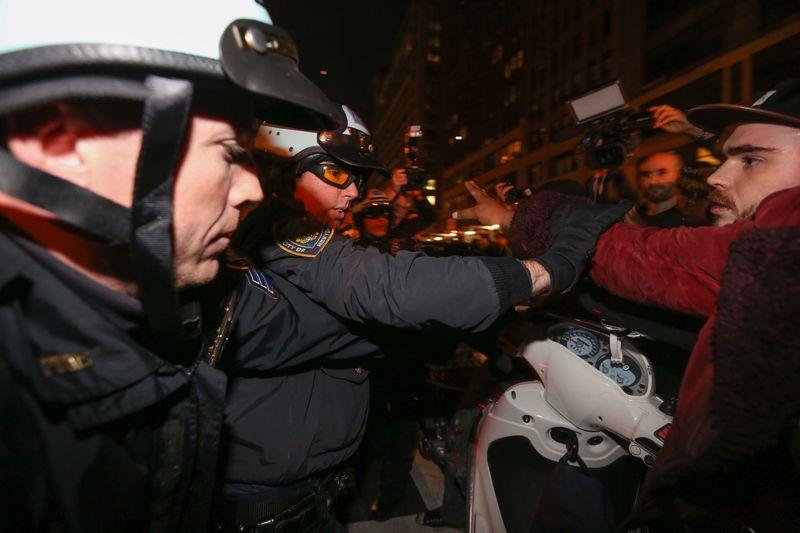 ABD'de siyahi genci öldüren polis yargılanmayacak İZLE