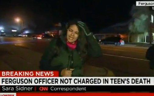 Ferguson'da CNN muhabirinin başına taş geldi