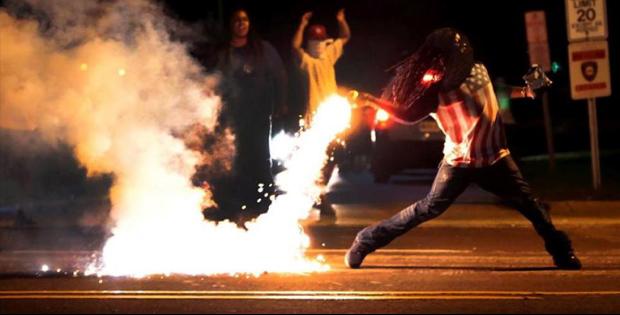 Ferguson'da CNN muhabirinin başına taş geldi