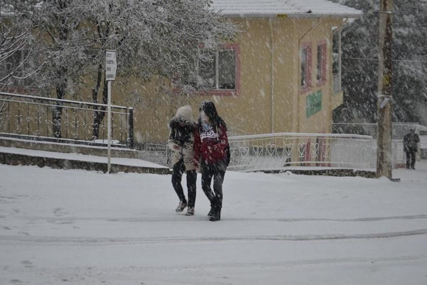 Antalya ve Ankara'da kar yağdı