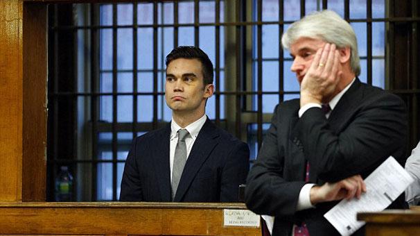 ABD'de kadınlar tuvaletine çatıdan çıplak erkek düştü