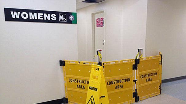 ABD'de kadınlar tuvaletine çatıdan çıplak erkek düştü