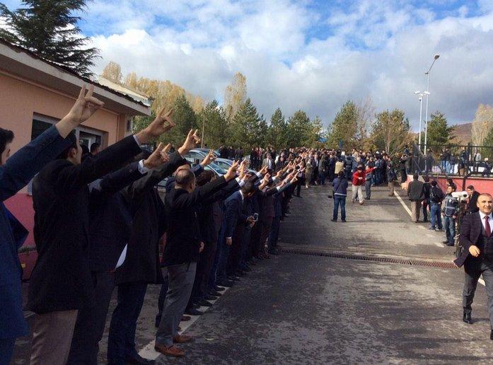 Bahçeli'ye Tunceli'de bozkurtlu karşılama İZLE