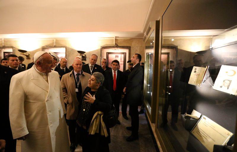 Papa'nın konuşmasını Serra Yılmaz çevirdi