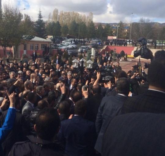 Bahçeli'ye Tunceli'de bozkurtlu karşılama İZLE