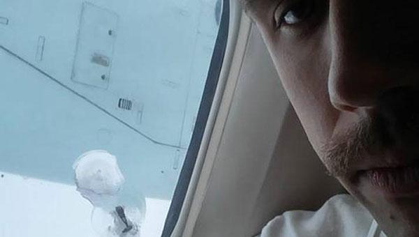 Uçağın pervanesinden çıkan çivi cama çarptı