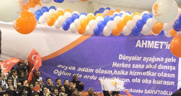 Başbakan Davutoğlu'na sürpriz afiş