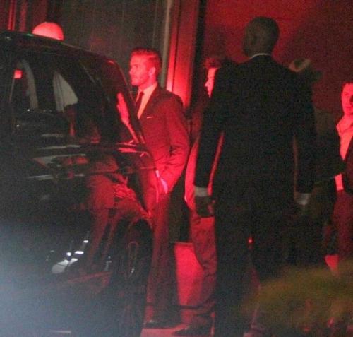 David Beckham bir kadınla yakalandı