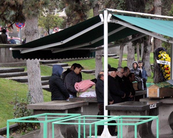 Kayserili babanın yüreği bebeğini kefenlemeye dayanamadı İZLE