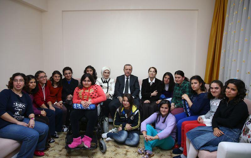 Cumhurbaşkanı Erdoğan engelli çocuklarla şarkı söyledi