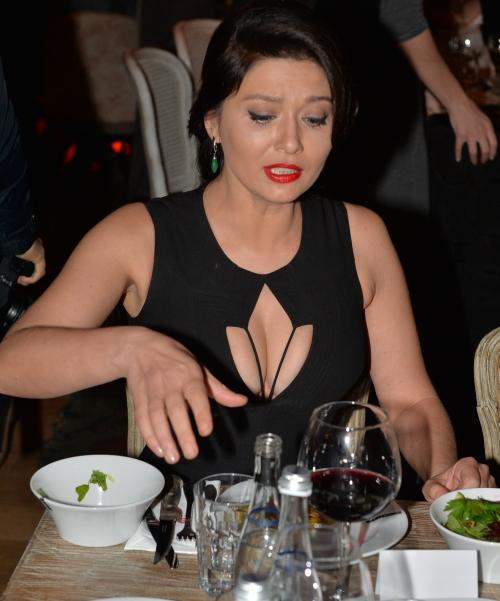Nurgül Yeşilçay'ın derin dekoltesi