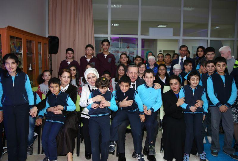 Cumhurbaşkanı Erdoğan engelli çocuklarla şarkı söyledi