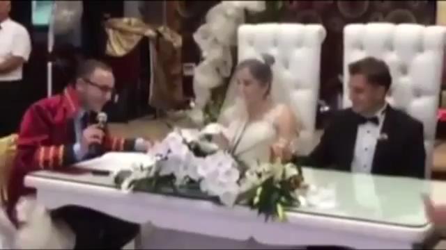 Yeğeninin nikahını kıyan başkanvekili güldürdü