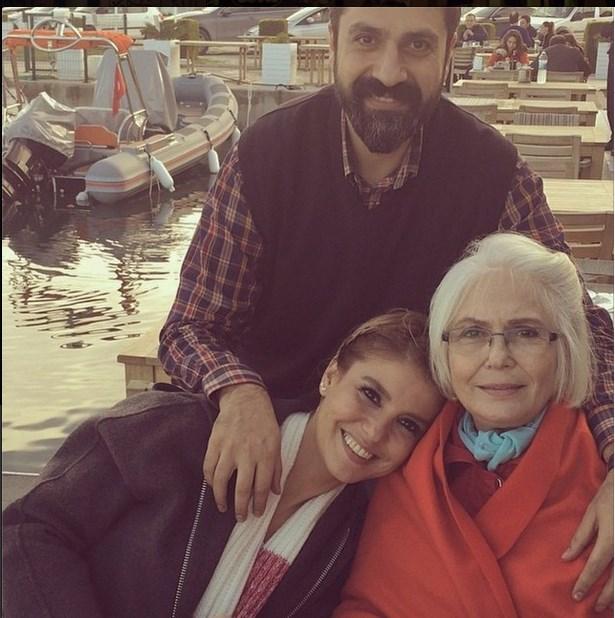 Gülben Ergen huzurevinde yaşayan annesini ziyaret etti
