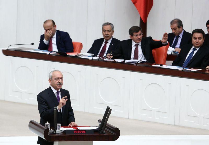 Davutoğlu'ndan AK Parti sıralarına susun uyarısı