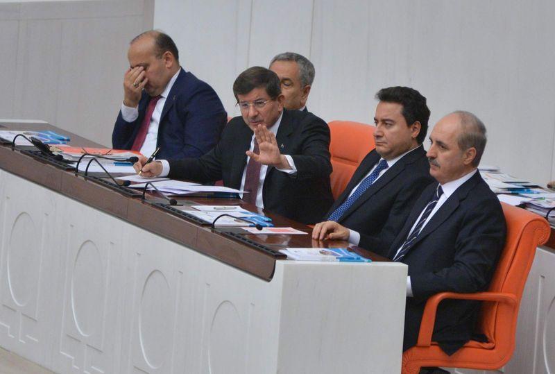 Davutoğlu'ndan AK Parti sıralarına susun uyarısı