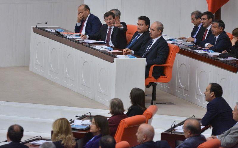 Davutoğlu'ndan AK Parti sıralarına susun uyarısı