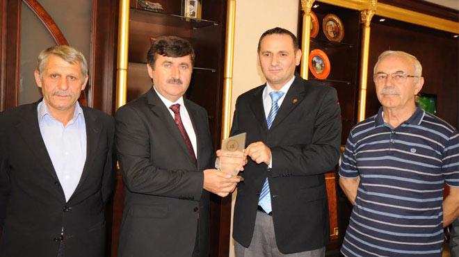 Bedelliye karşı çıkan dernek başkanı bedelli yapmış