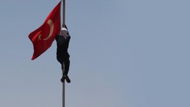 Türk Bayrağını indiren Diyarbakırlı: Üzüntümden indirdim