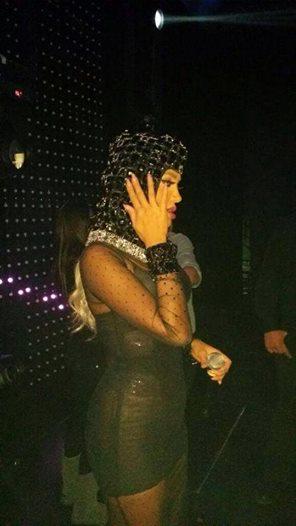 Lübnanlı sanatçının başörtülü kostümü tartışma yarattı