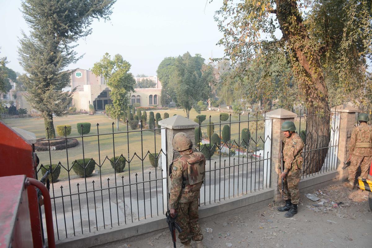 Taliban Pakistan'da 500 öğrenciyi rehin aldı İZLE