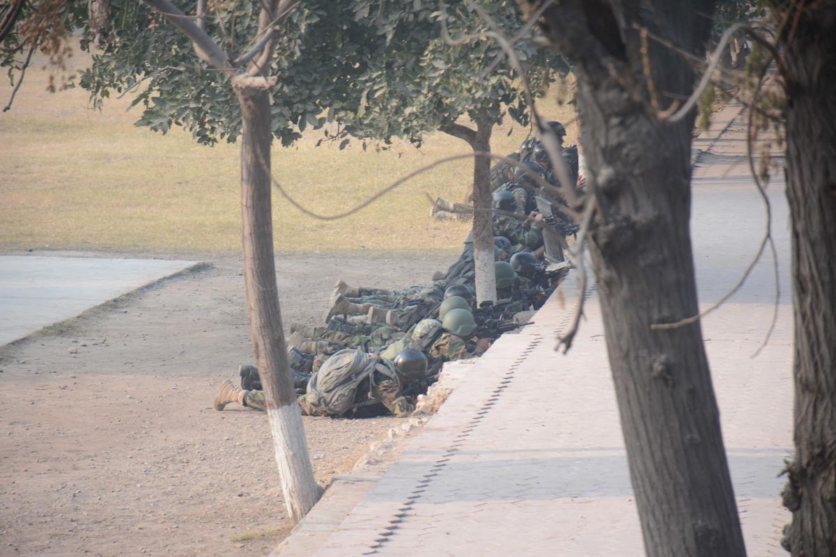 Taliban Pakistan'da 500 öğrenciyi rehin aldı İZLE