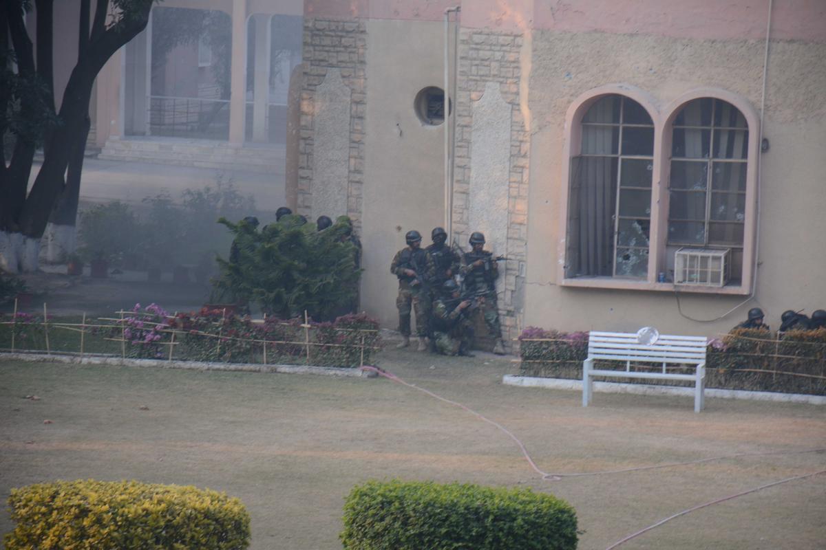 Taliban Pakistan'da 500 öğrenciyi rehin aldı İZLE