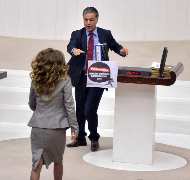 AK Partili Gökçen Enç Meclis'te kürsüye yürüdü İZLE