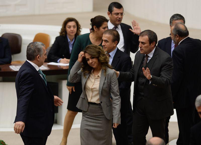 AK Partili Gökçen Enç Meclis'te kürsüye yürüdü İZLE