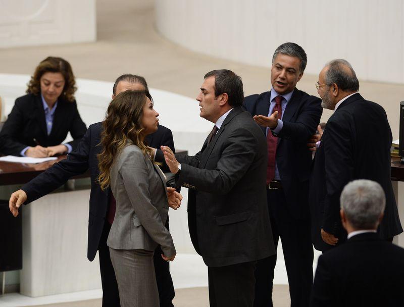 AK Partili Gökçen Enç Meclis'te kürsüye yürüdü İZLE