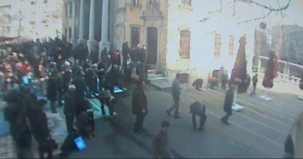 Teşvikiye Camii'nde liselilerden şaşırtan olay İZLE