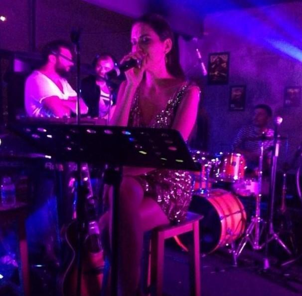 Bergüzar Korel yine şarkı söyledi