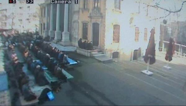 Teşvikiye Camii'nde liselilerden şaşırtan olay İZLE